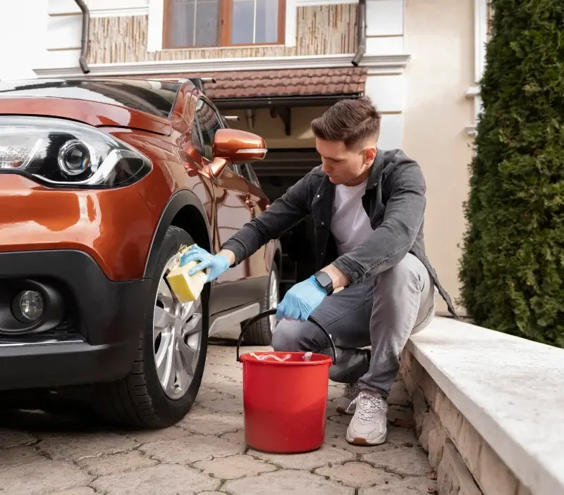 Lavage auto à domicile Chis : professionnel intervenant sur un véhicule